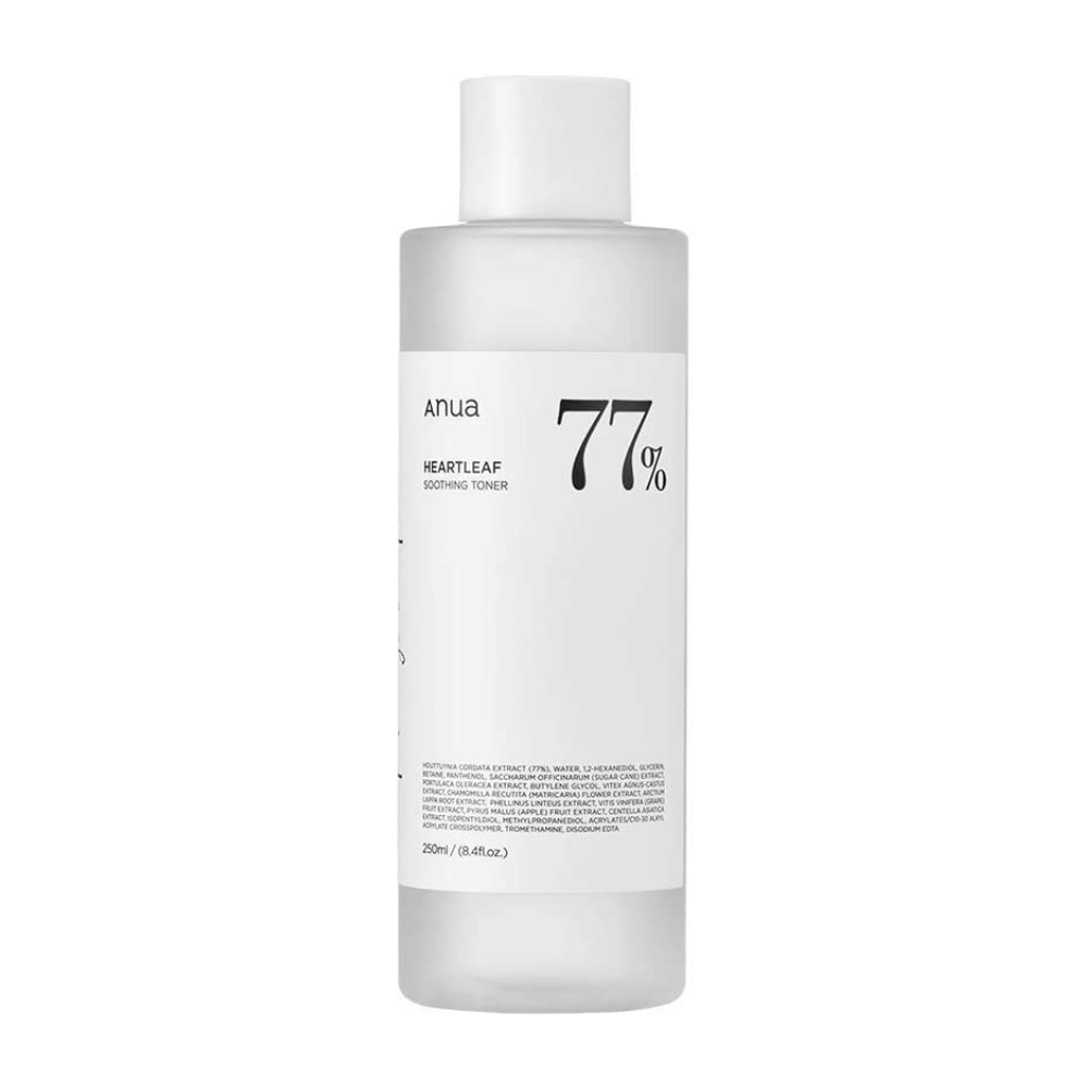 En flaske Heartleaf 77% Soothing Toner med en Anua-etikett på, formulert med beroligende ansiktsvann for sensitiv hud.