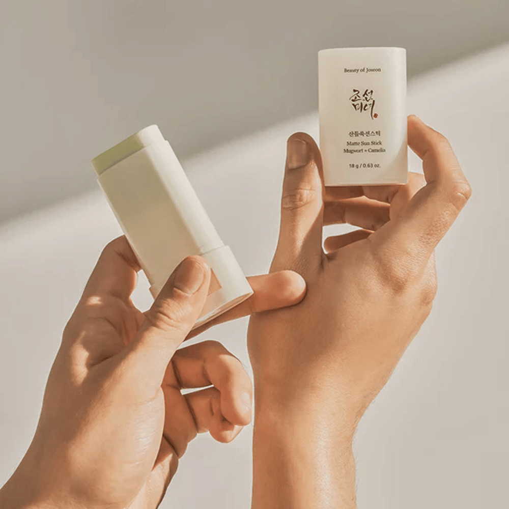 To hender som holder en stift av Beauty of Joseon's Matte Sun Stick 18g SPF50 PA++++.