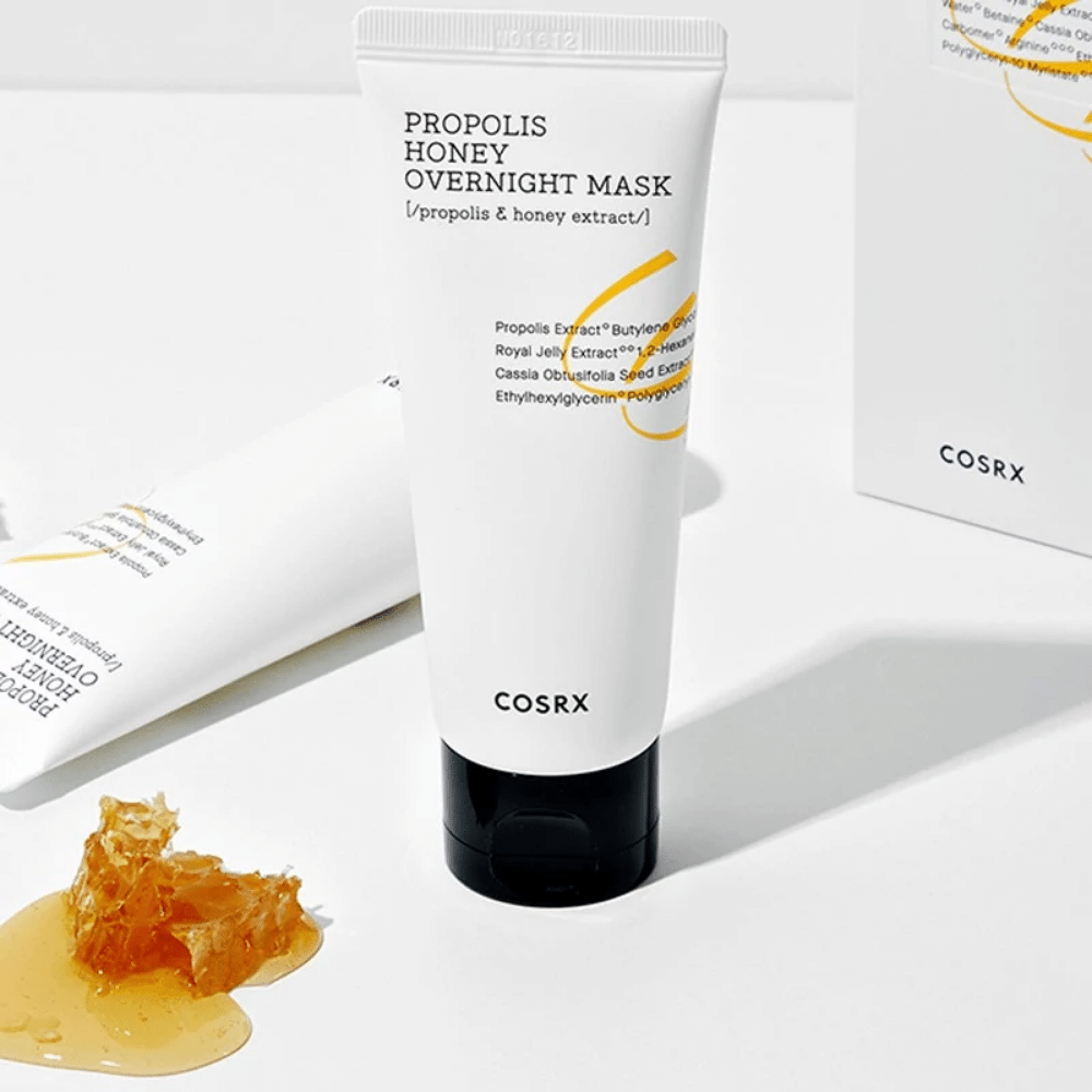 En eske Full Fit Propolis Honey Overnight Mask 60ml fra COSRX med en flaske honning ved siden av, med propolisekstrakt.