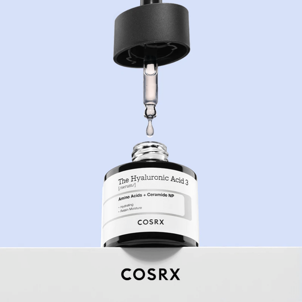 Et serum med en dråpeapplikator, som inneholder COSRX:s The Hyaluronic Acid 3 Serum 20ml for å støtte hudens fuktighetsbarriere.