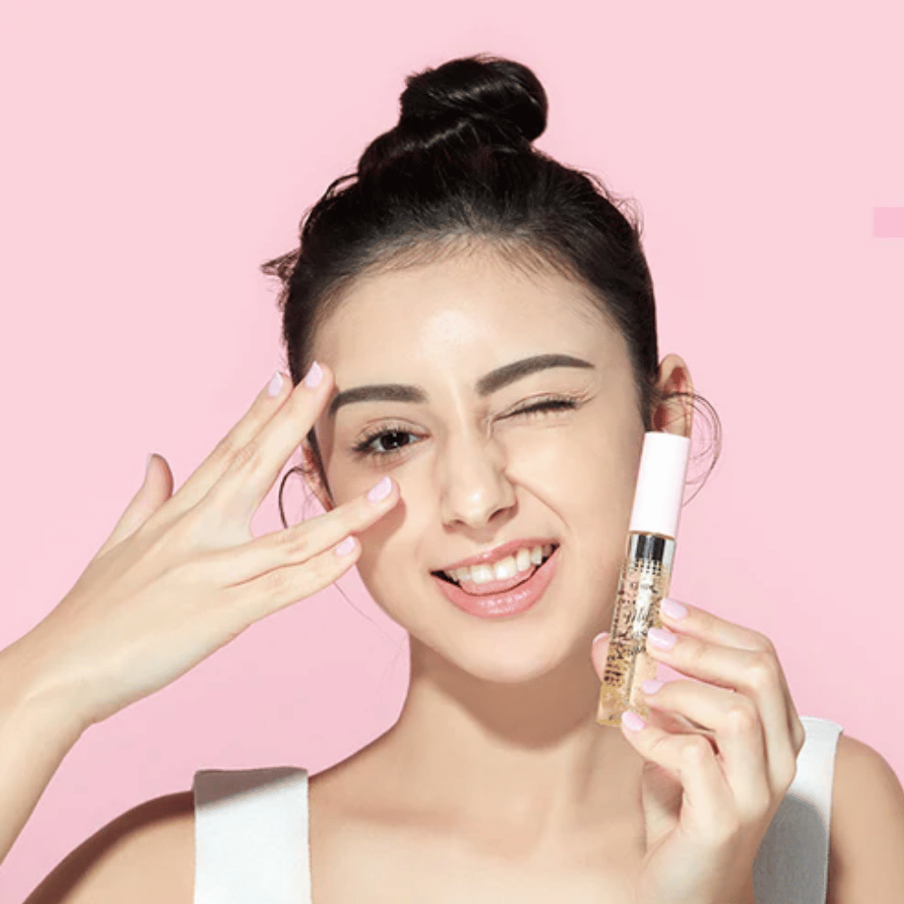 En kvinne holder en flaske ETUDE My Lash Serum 9g i ansiktet for å styrke øyevipper.