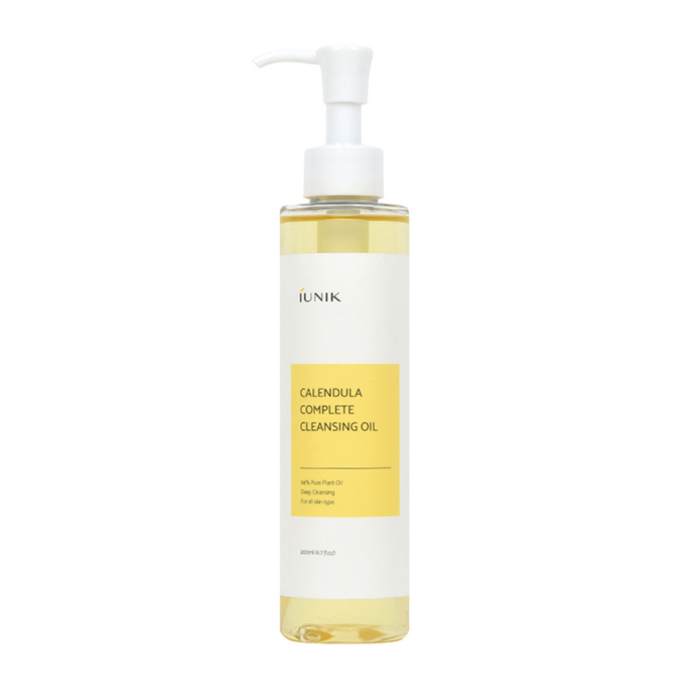 En flaske iUNIK Calendula Complete Cleansing Oil 200ml for å fjerne sminkerester med en gul etikett på hvit bakgrunn.