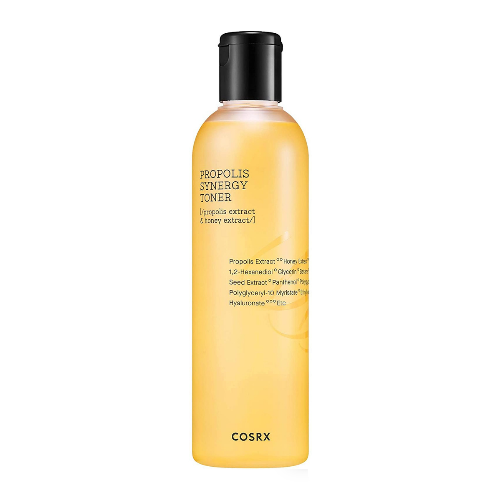 En flaske COSRX Full Fit Propolis Synergy Toner 150ml med betennelsesdempende og antibakterielle effekter på hvit bakgrunn.