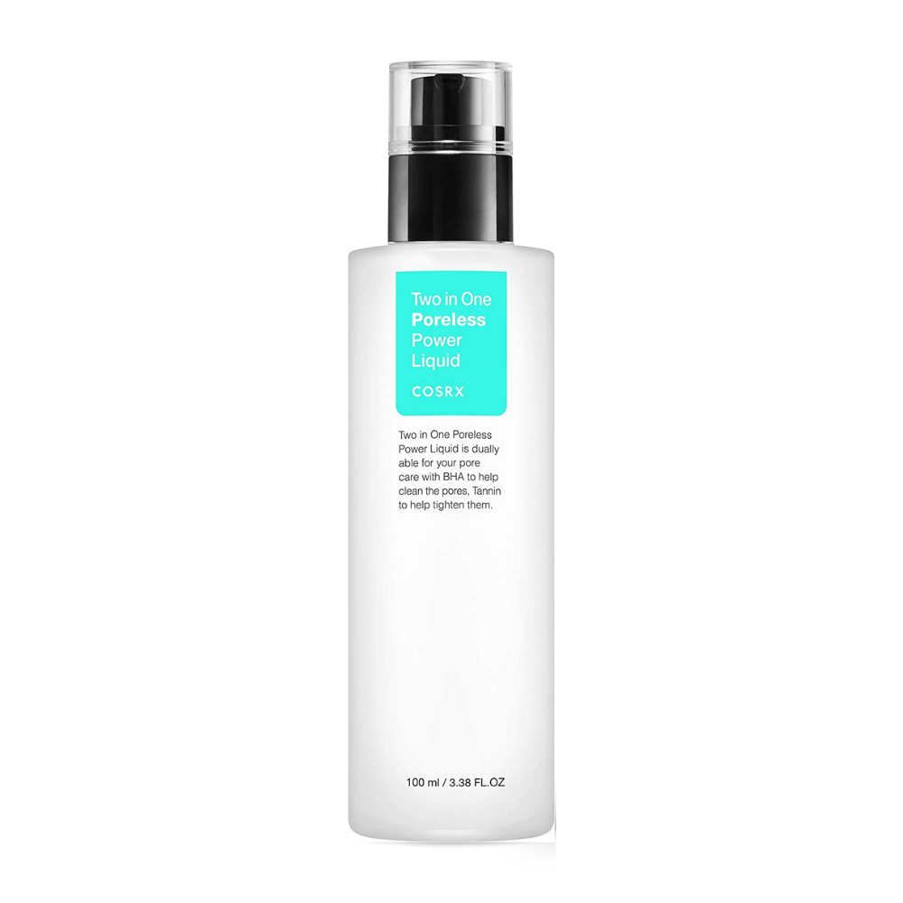 En flaske COSRX Two In One Poreless Power Liquid 100ml, designet for fet hud, vises på en hvit bakgrunn.