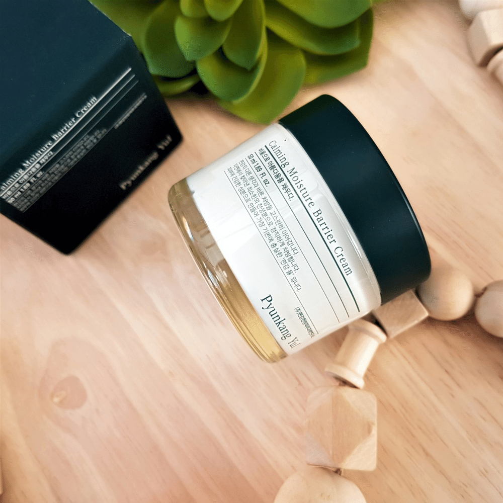 En krukke Pyunkang Yul Calming Moisture Barrier Cream 50ml som sitter oppå et trebord.