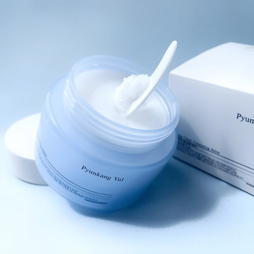 En boks Pyunkang Yul Deep Clear Cleansing Balm 100ml med en skje ved siden av.