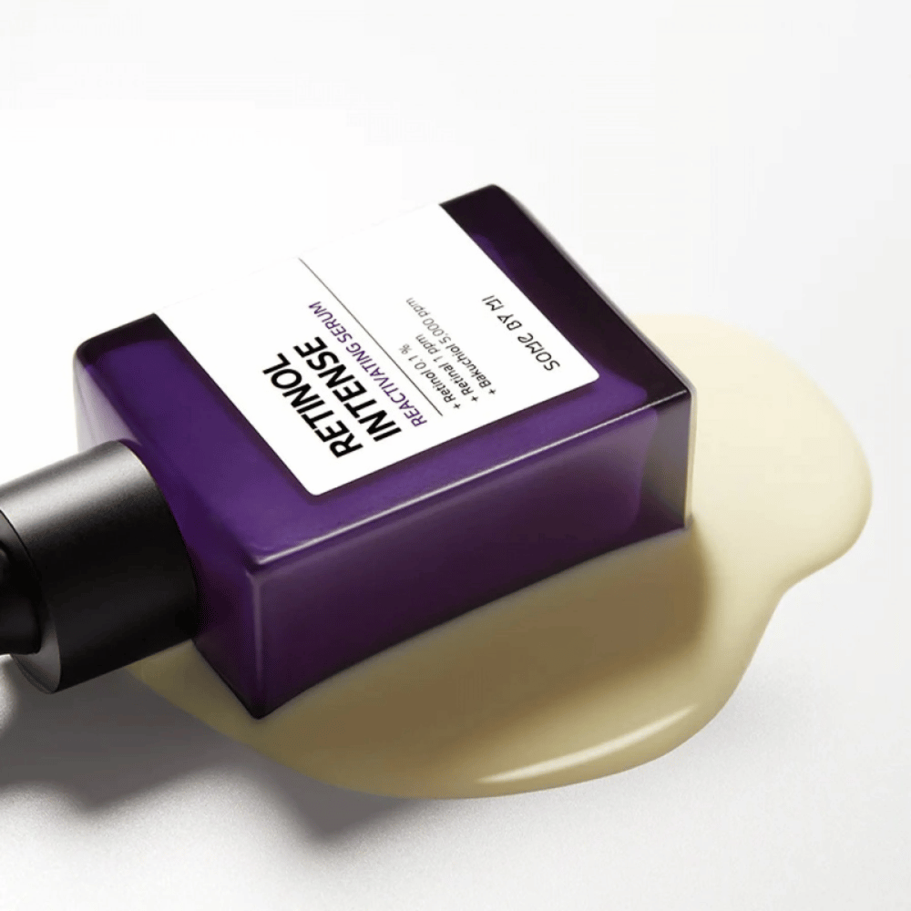 En flaske SOME BY MI Retinol Intense Reactivating Serum 30ml som sitter oppå en hvit overflate.