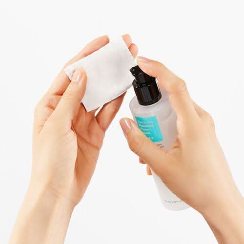 En hånd som viser bruken av COSRX Two In One Poreless Power Liquid 100ml for fet hud.