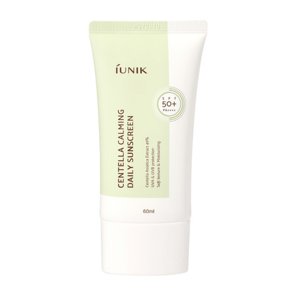 En tube iUNIK Centella Calming Daily Sunscreen 60ml med SPF 50+ og beskyttelse mot UVA- og UVB-stråler på hvit bakgrunn.