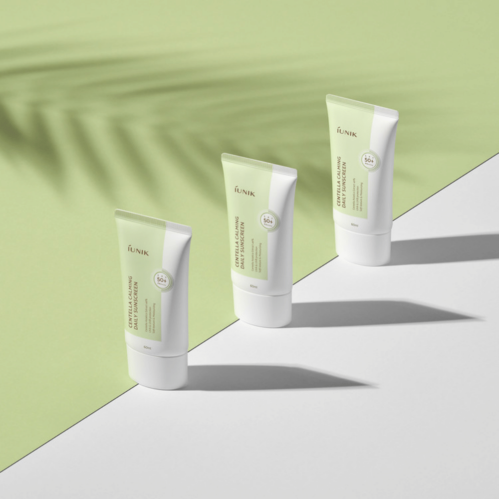 Tre tuber iUNIK Centella Calming Daily Sunscreen med SPF 50+ beskyttelse mot UVA- og UVB-stråler på hvit bakgrunn.